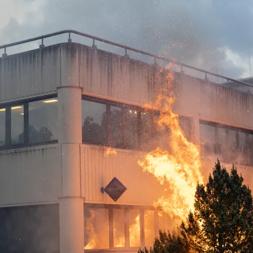 Extreemrechts gooit brandbommen naar noodopvang Loosdrecht en houdt brandweer tegen