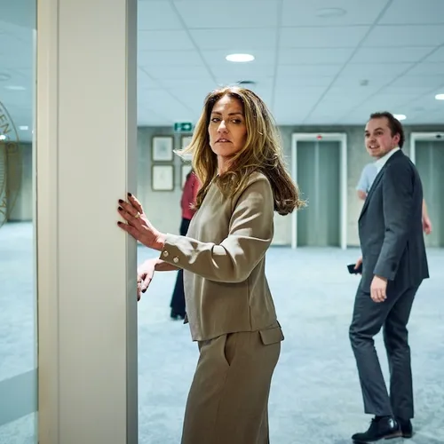 Dilan Yesilgöz besteedt de pijnpunten van het beleid heel handig aan andere partijen uit