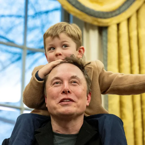 Elon Musk neemt met peuter op zijn nek de Amerikaanse overheid over