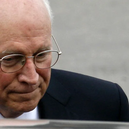Oorlogsmisdadiger Dick Cheney ontloopt veroordeling voor massamoord en marteling