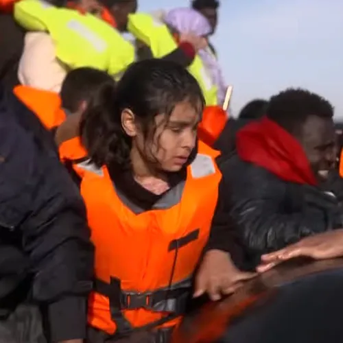 Franse politie steekt rubberboot met migranten lek