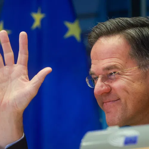 Rutte zet vanuit de NAVO zijn meedogenloze aanval op de verzorgingsstaat voort