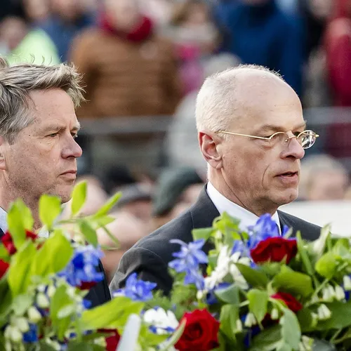 Zo keerden tientallen deelnemers aan de Nationale Dodenherdenking Bosma en Schoof de rug toe