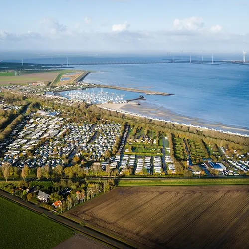 Het grote geld neemt hele dorpen over, kijk naar de roompottisering in Schagen