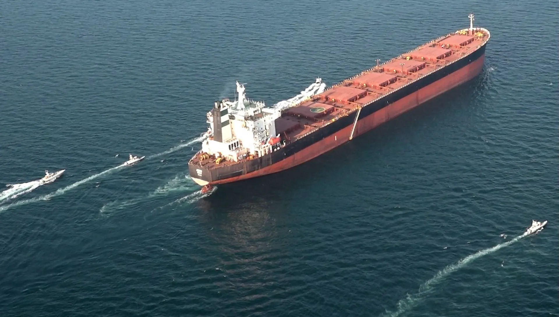 Afbeelding van Iran laat schepen door Straat van Hormuz, Trump houdt Amerikaanse blokkade vol
