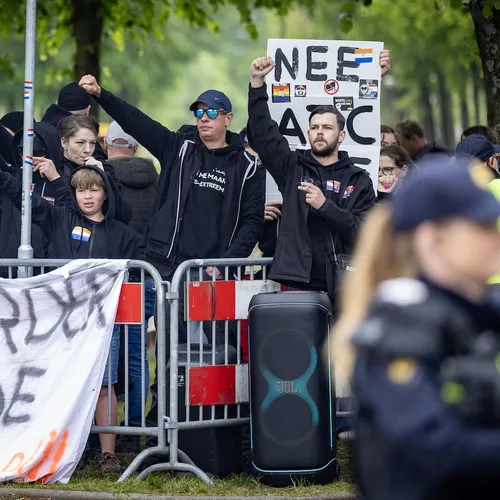 Steeds zelfde groepje rechtsextremisten bij anti-azc-protesten door heel Nederland