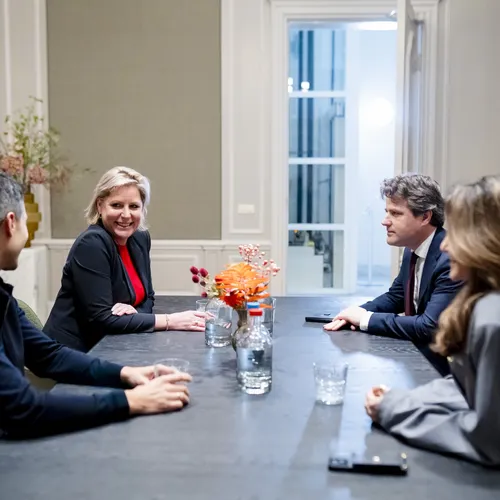 De politieke macht moet (terug) naar de burgers