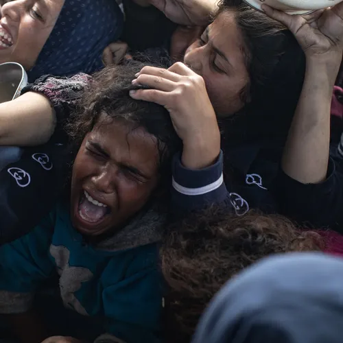 Kardinal Pizzaballa kritiziral napade Izraela in opozoril na humanitarno krizo v Gazi