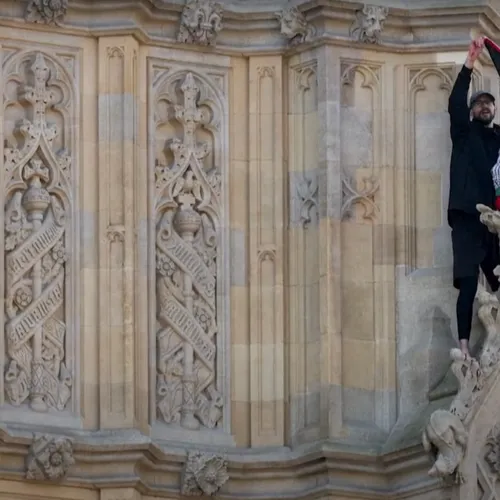 Activist beklimt blootsvoets de Big Ben in Londen, getooid met Palestijnse vlag