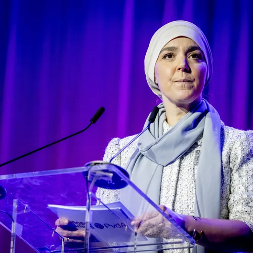 Vrouwen als Ryan en Esmah Lahlah die zelf bepalen wat ze dragen, het blijft lastig