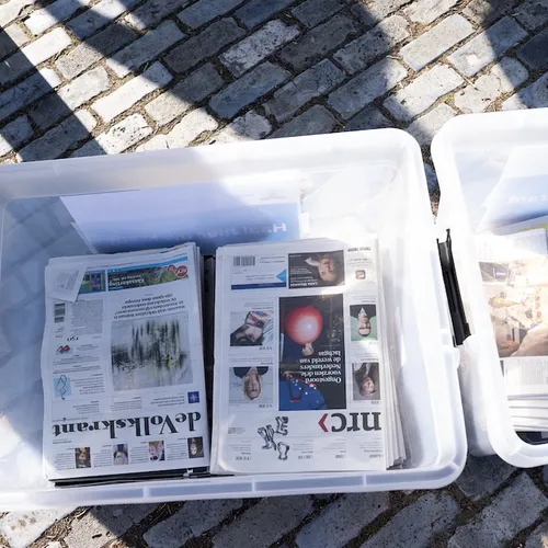 In de media sluimert de oorlog slechts