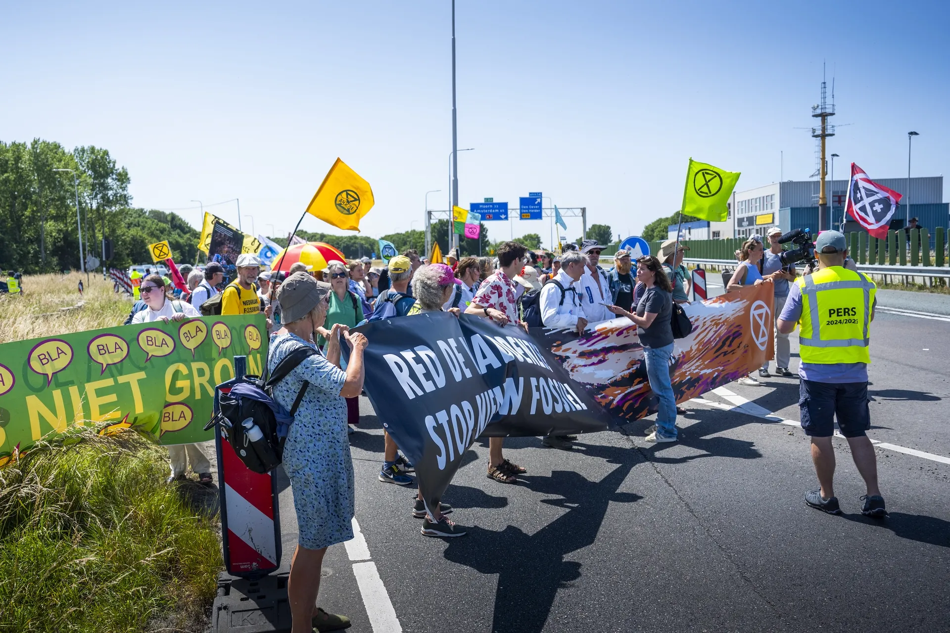 Afbeelding van Vreedzame XR-activisten op de Afsluitdijk belaagd door agressieve omstanders