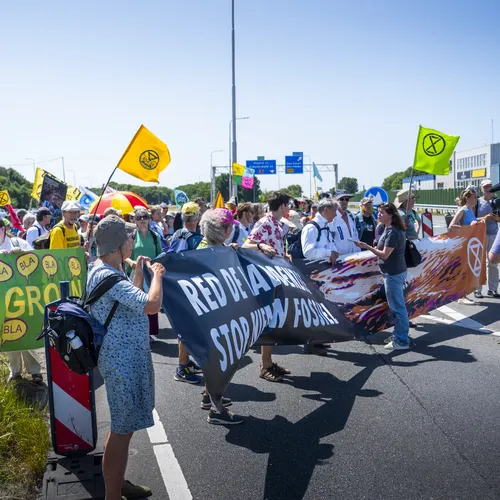 Vreedzame XR-activisten op de Afsluitdijk belaagd door agressieve omstanders