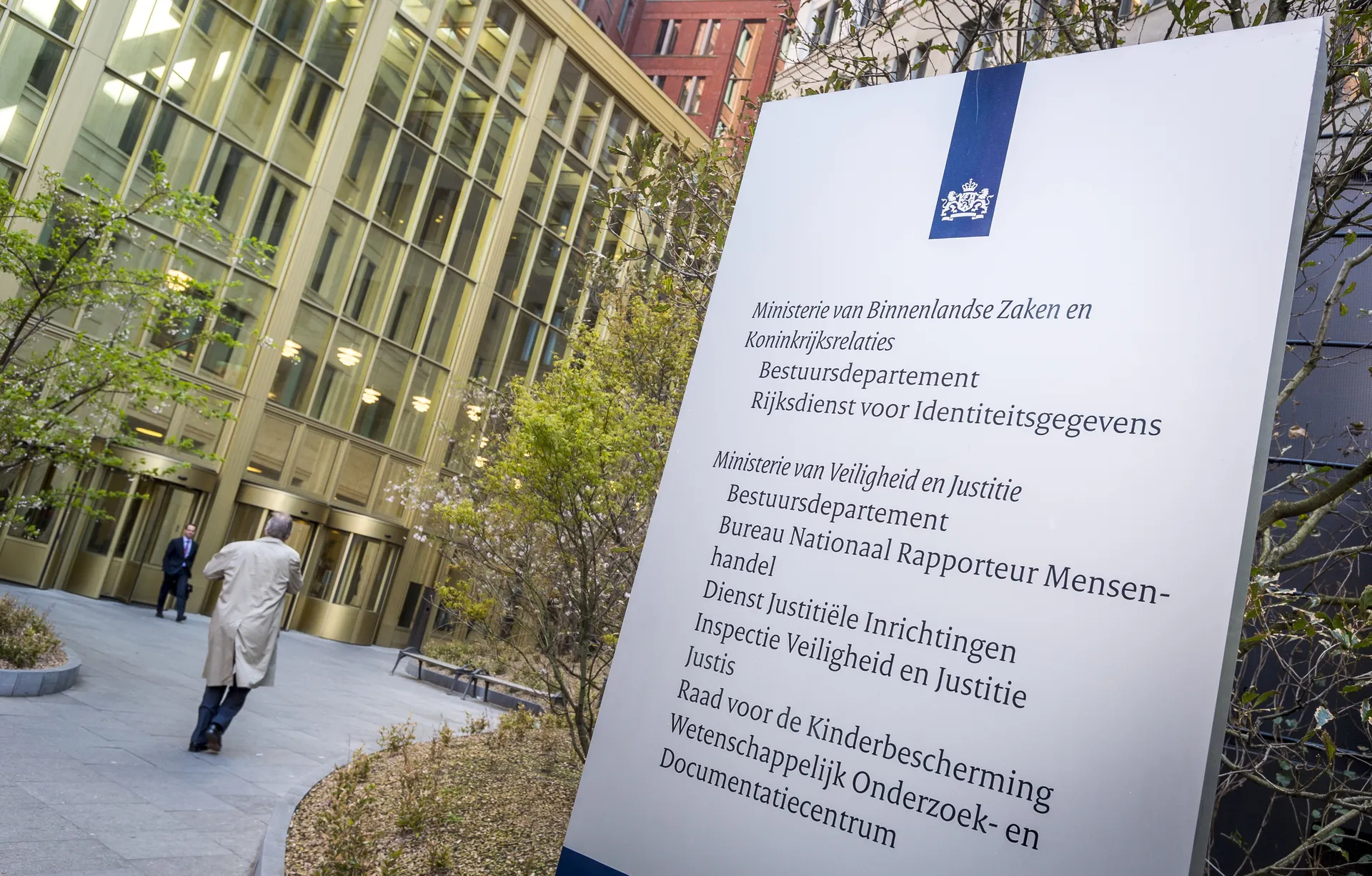 Afbeelding van Door Staat genegeerde gedupeerde toeslagenschandaal legt beslag op standbeeld ministerie