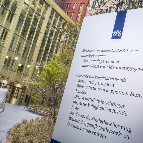 Door Staat genegeerde gedupeerde toeslagenschandaal legt beslag op standbeeld ministerie