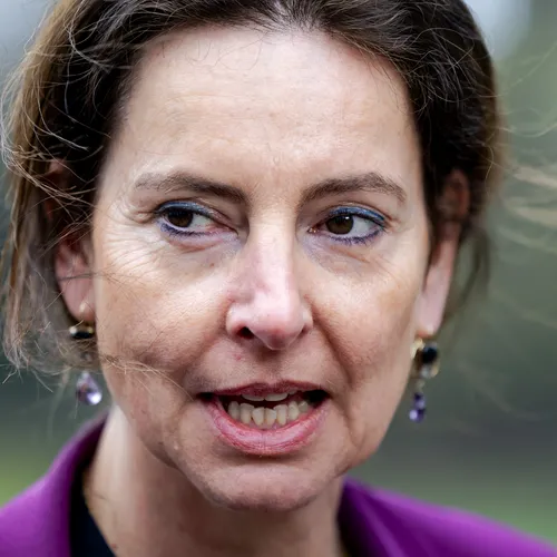 Minister Uitermark buigt voor Wilders: PVV mag ondemocratische eenmanspartij blijven