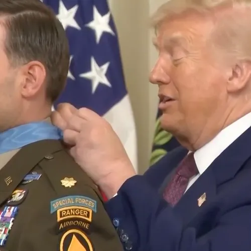 Aan de lange lijst dingen die Trump niet kan, voegen we toe: een medaille omhangen