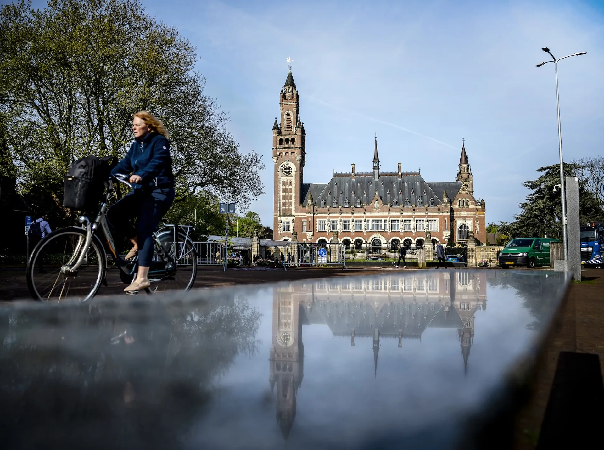 Afbeelding van De vragen die het Vredescafé in den haag oproept