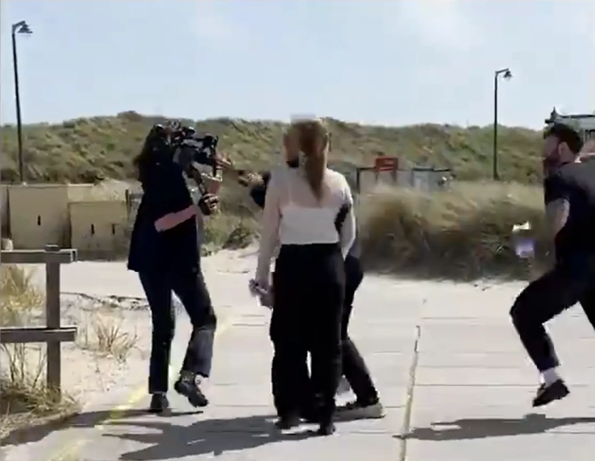 Afbeelding van Oud-LPF-staatssecretaris trapt camera kapot en intimideert huurders