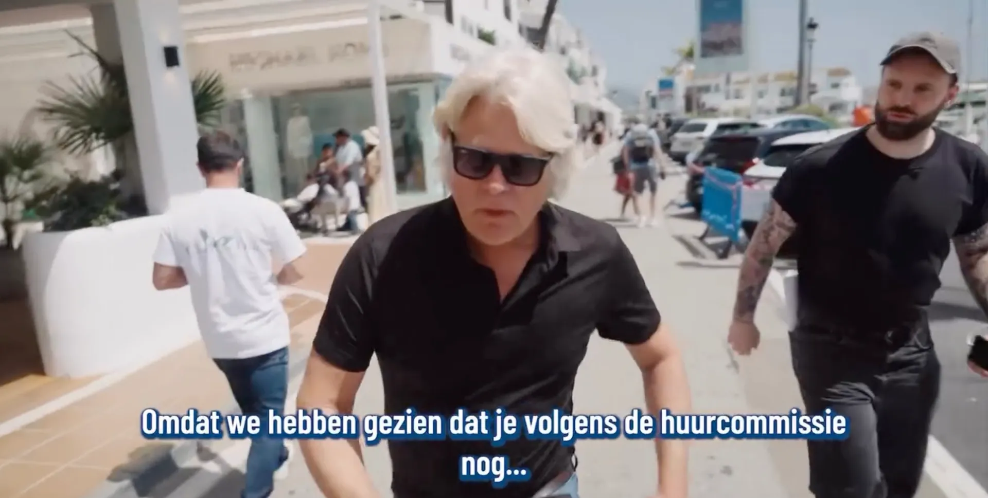 Afbeelding van Pandjesbaas Dirk Oerlemans vlucht voor Tim Hofman en wordt agressief