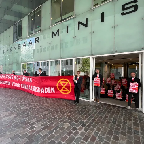 Extinction Rebellion bezet OM Amsterdam en eist vervolging ING-CEO voor klimaatmisdaden