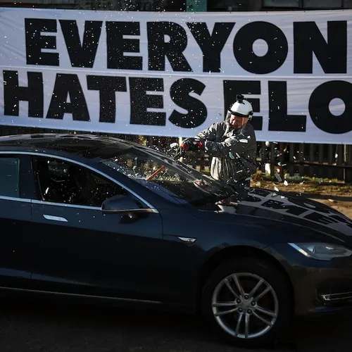 Tesla klanten stappen naar rechter wegens banden tussen Musk en extreem-rechts
