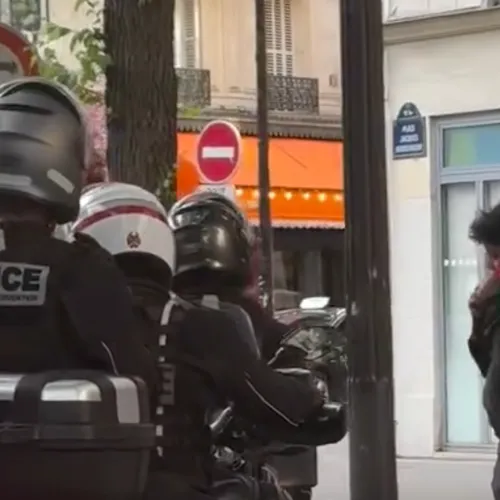 Politie dreigt 15-jarige jongen te arresteren als hij Palestijnse vlag niet afdoet