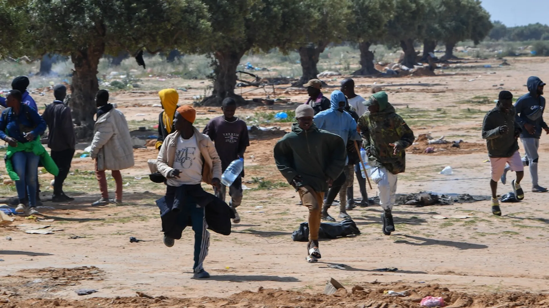 Afbeelding van Het gestook tegen migranten holt de menselijkheid uit, van Tunesië tot Nederland