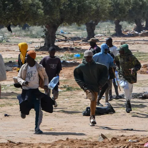Het gestook tegen migranten holt de menselijkheid uit, van Tunesië tot Nederland