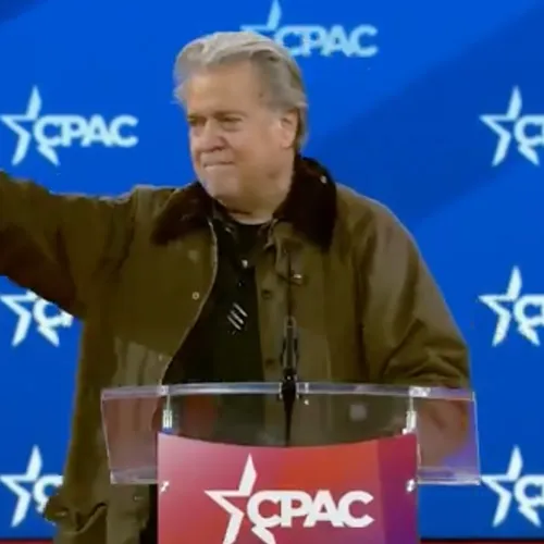 Extreemrechtse Bardella cancelt CPAC-optreden nadat Steve Bannon Hitler-groet bracht