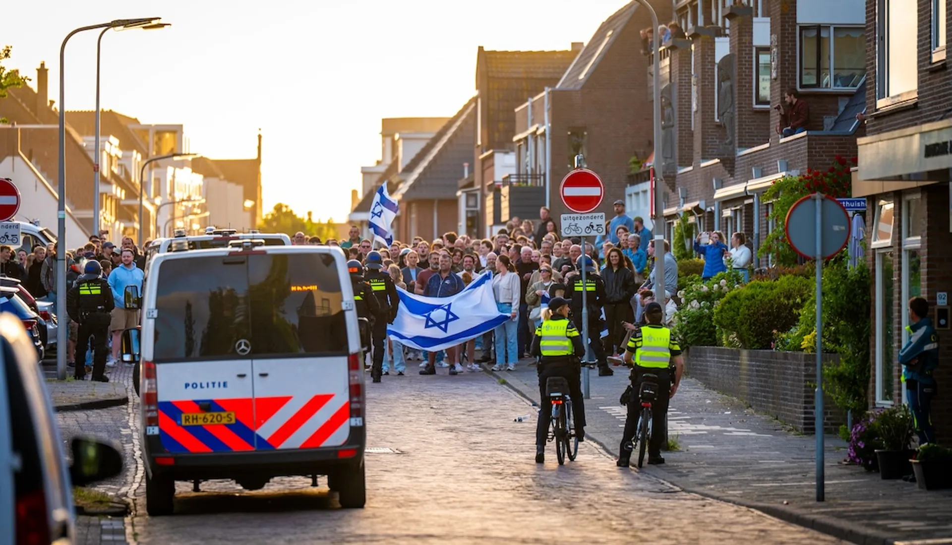 Afbeelding van Gewelddadige Israël-hooligans belagen vreedzaam Palestina-protest in Katwijk