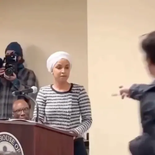 Agressieveling met injectiespuit valt Democrate Ilhan Omar aan, Trump ontkent beelden