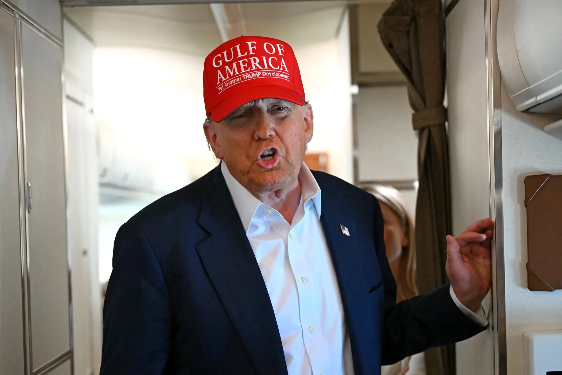 トランプは、奴隷制について教える学校を罰したいと思っており、奴隷制度の新しい形を紹介したい-Joop