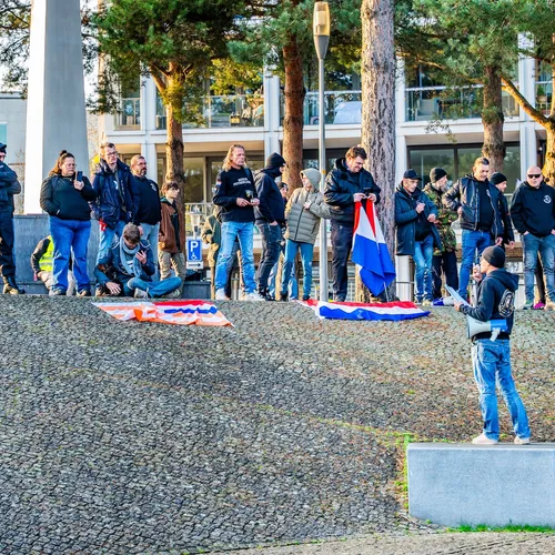 Neonazi's marcheren door de straten van Apeldoorn