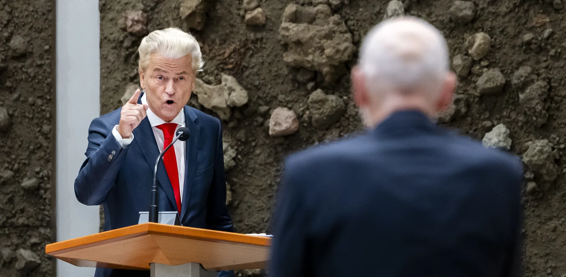 Afbeelding van Waarom de bevolking slimmer wordt maar politici steeds dommer doen