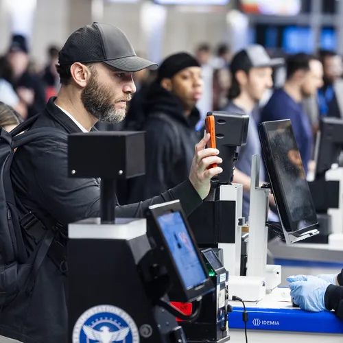 VS wil sociale media van álle toeristen zien, ook gegevens familie en DNA-profiel afstaan