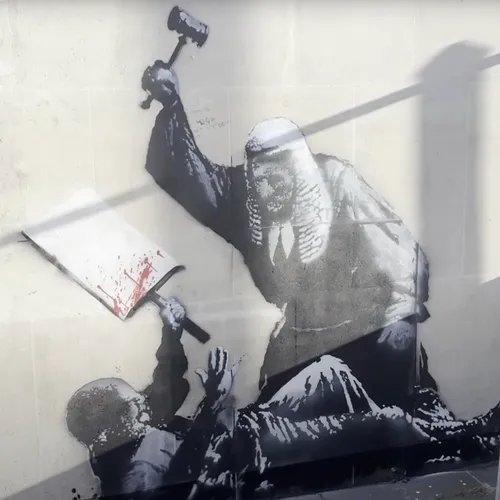Britse autoriteiten censureren en verwijderen nieuw spijkerhard kunstwerk van Banksy