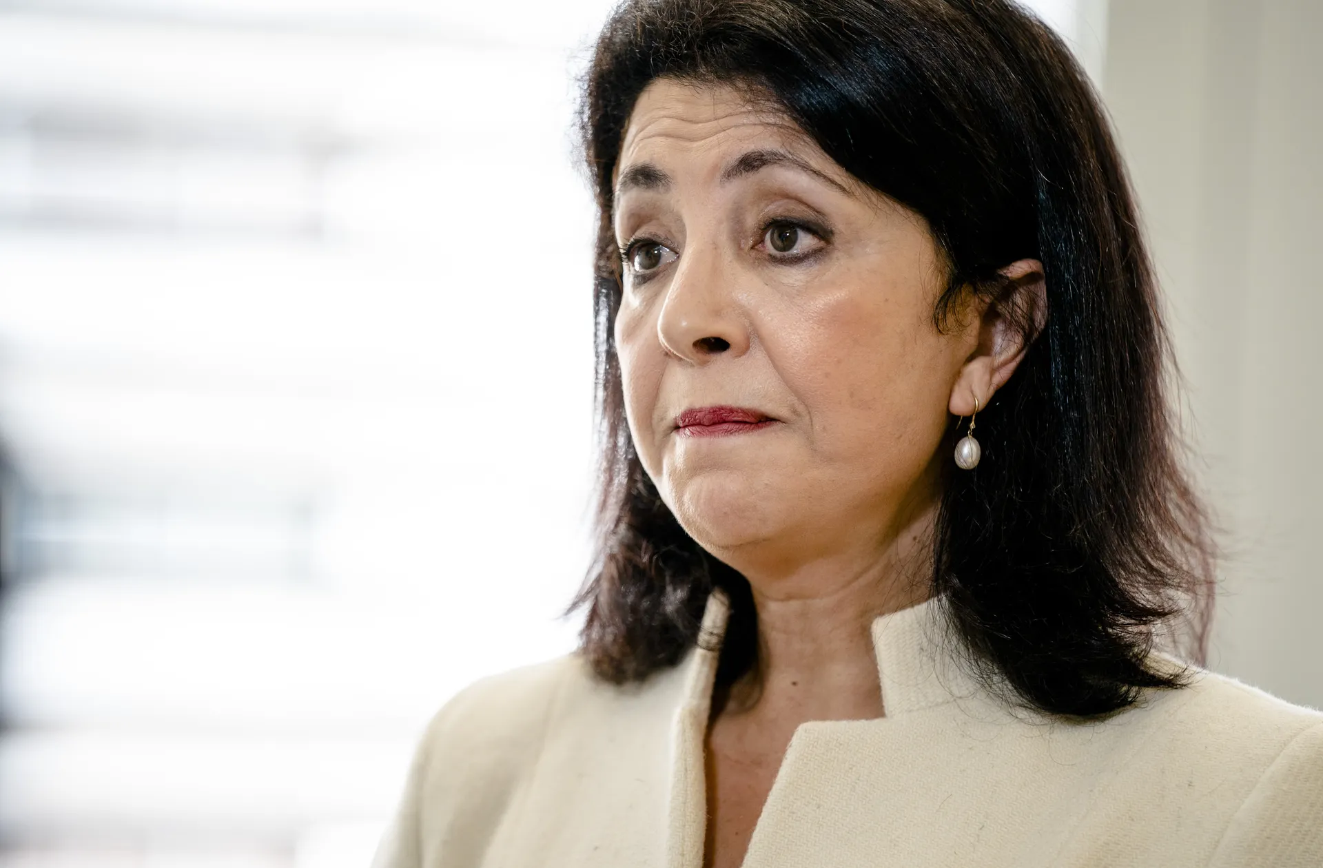Afbeelding van Zwijgen is geen optie: waarom de partijtop Khadija Arib niet langer in de kou mag laten staan