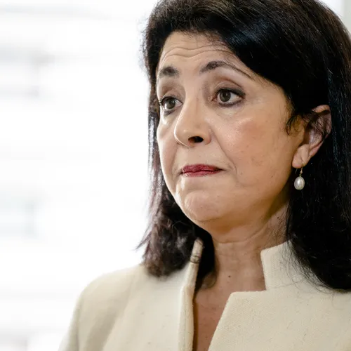 Zwijgen is geen optie: waarom de partijtop Khadija Arib niet langer in de kou mag laten staan