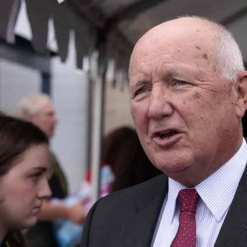 Tienduizenden Canadezen ondertekenen petitie om extreemrechtse totaalmalloot Pete Hoekstra de grens over te zetten