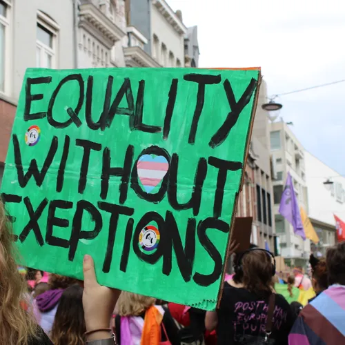 Het DvhN pleegt journalistiek geweld tegen trans vrouwen