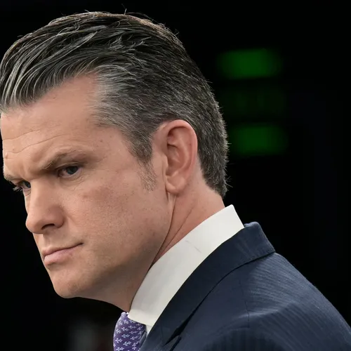 Amerikaanse oorlogsminister Hegseth gaat voor in nepgebed van Quentin Tarantino