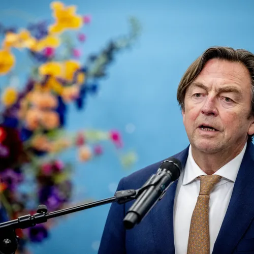 Hans Wijers lijkt het slachtoffer van persoonsverwisseling: wordt de informateur ten onrechte beschuldigd van het vertellen van de waarheid over Yesilgöz?