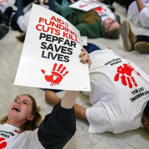 Honderdvijftigduizend extra hiv-doden als direct gevolg van beleid Trump