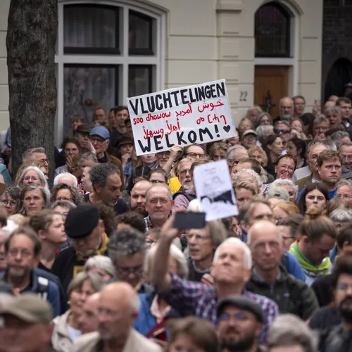 Duizenden mensen in Utrecht protesteren tegen extreemrechts tuig en voor fatsoenlijke asielopvang