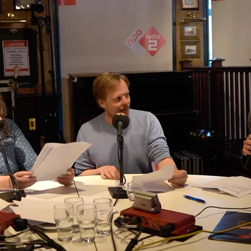 Soms is het gewoon nodig om een opvangcentrum in de fik te steken