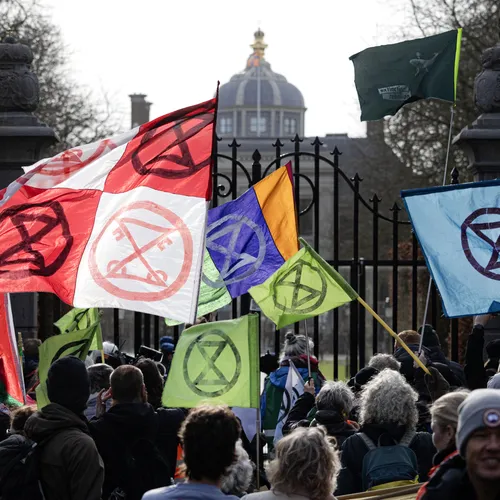 Protest bij beëdiging nieuw kabinet: ‘Jetten heeft kiezersbedrog gepleegd’