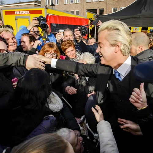 Een raaskallende man, rondvliegend speeksel, de menselijke klapmachine in het gelid