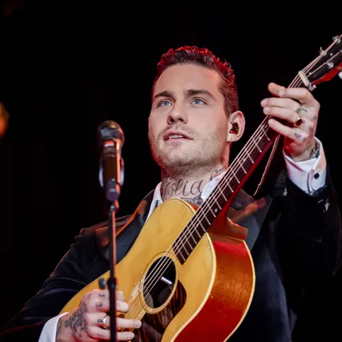 Douwe Bob met gejuich ontvangen op Gelderpop, VVD zakt verder weg