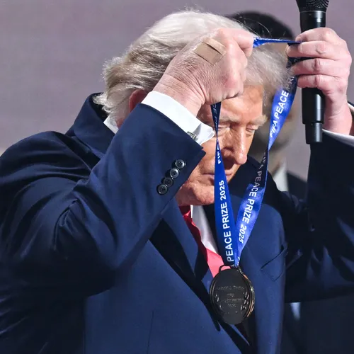 Clownshow compleet: Trump 'wint' FIFA-'vredesprijs'